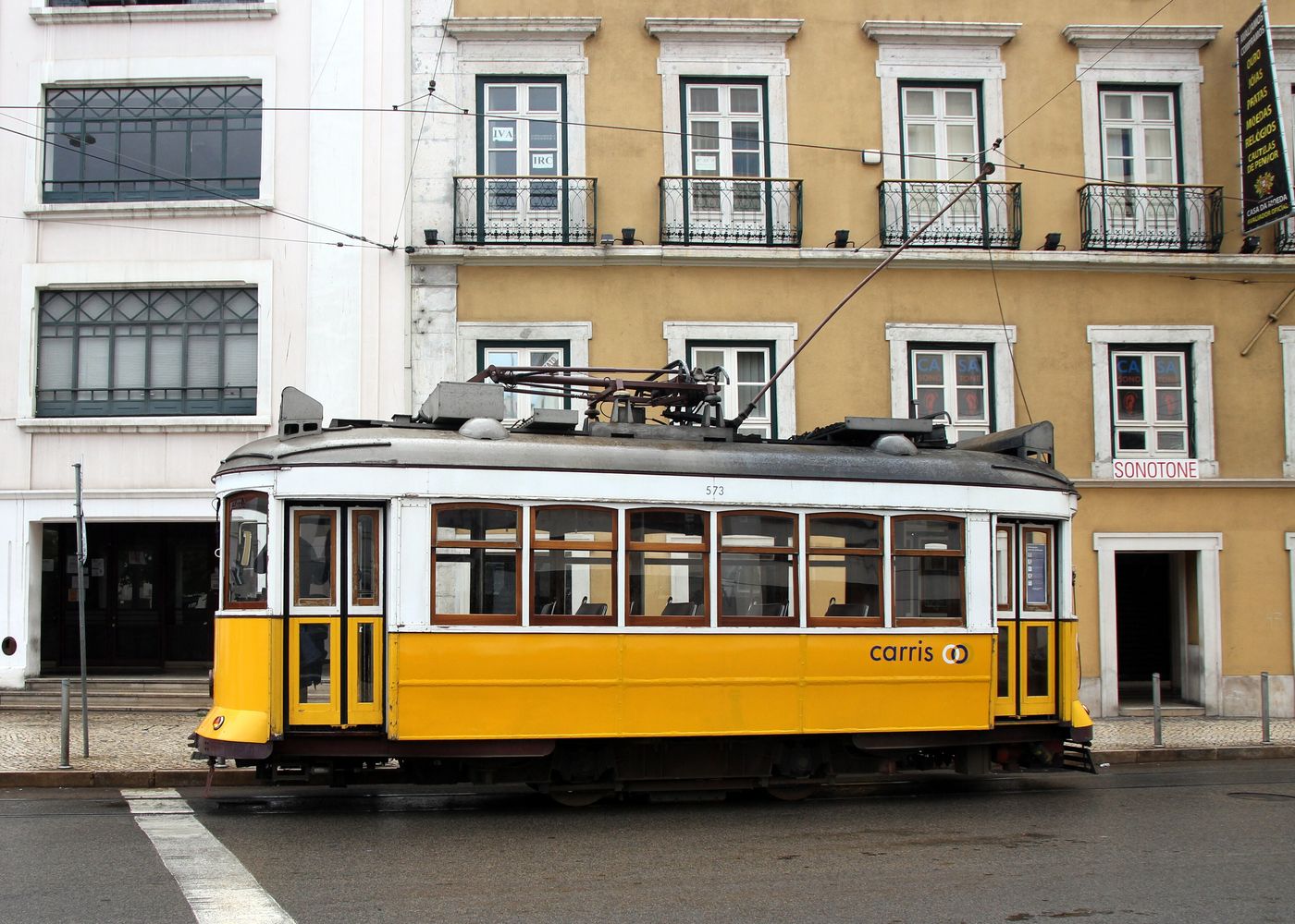 Tramway jaune dans les rues de Lisbonne