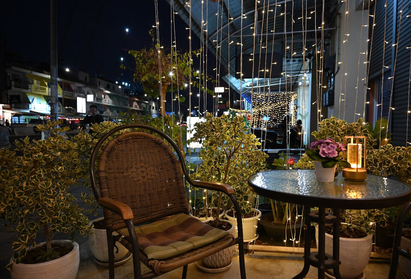 Terrasse illuminée le soir