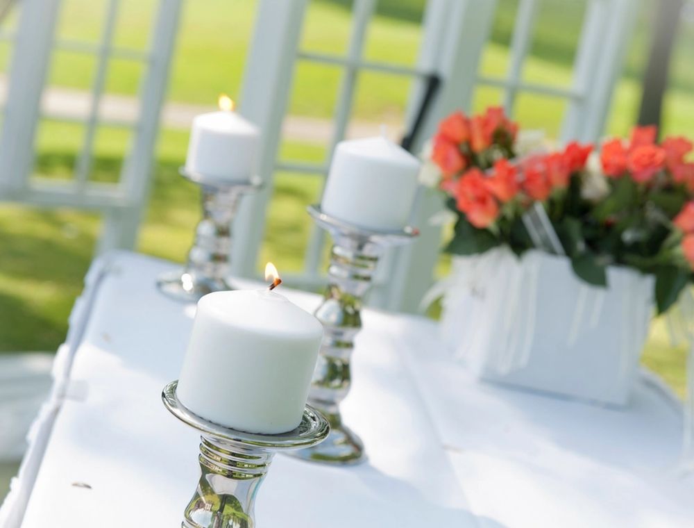 Bougies et fleurs sur la table