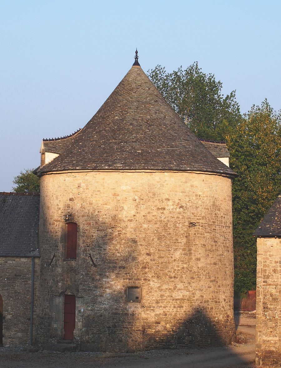 Le colombier en pierre du domaine