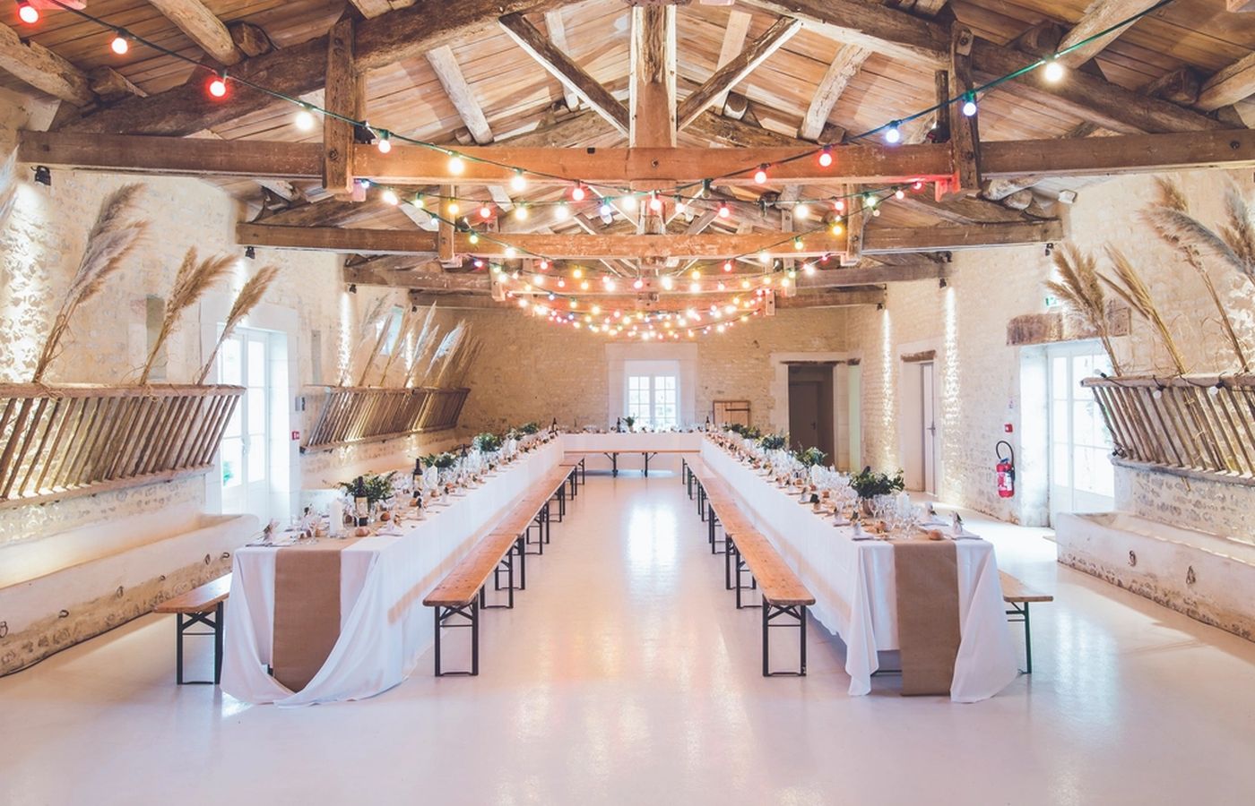 Intérieur de la grange dressée pour le dîner