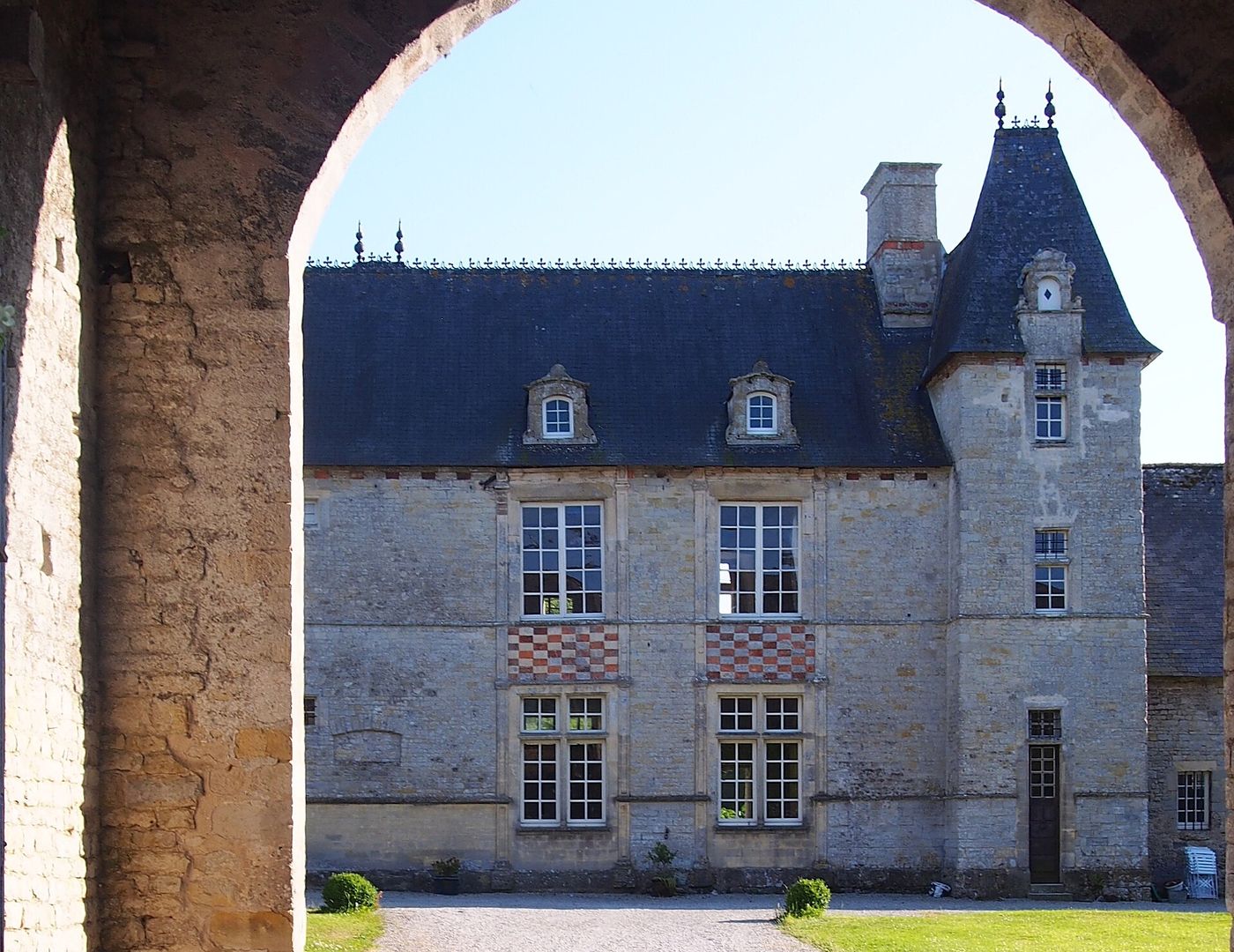 Le manoir vu depuis le porche d'entrée